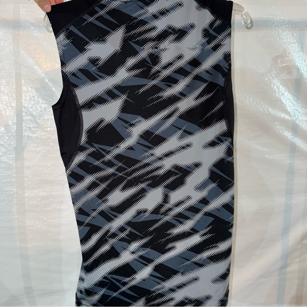 adidas Dynamic Black and Gray top - good for men or women - Picture 3 of 3